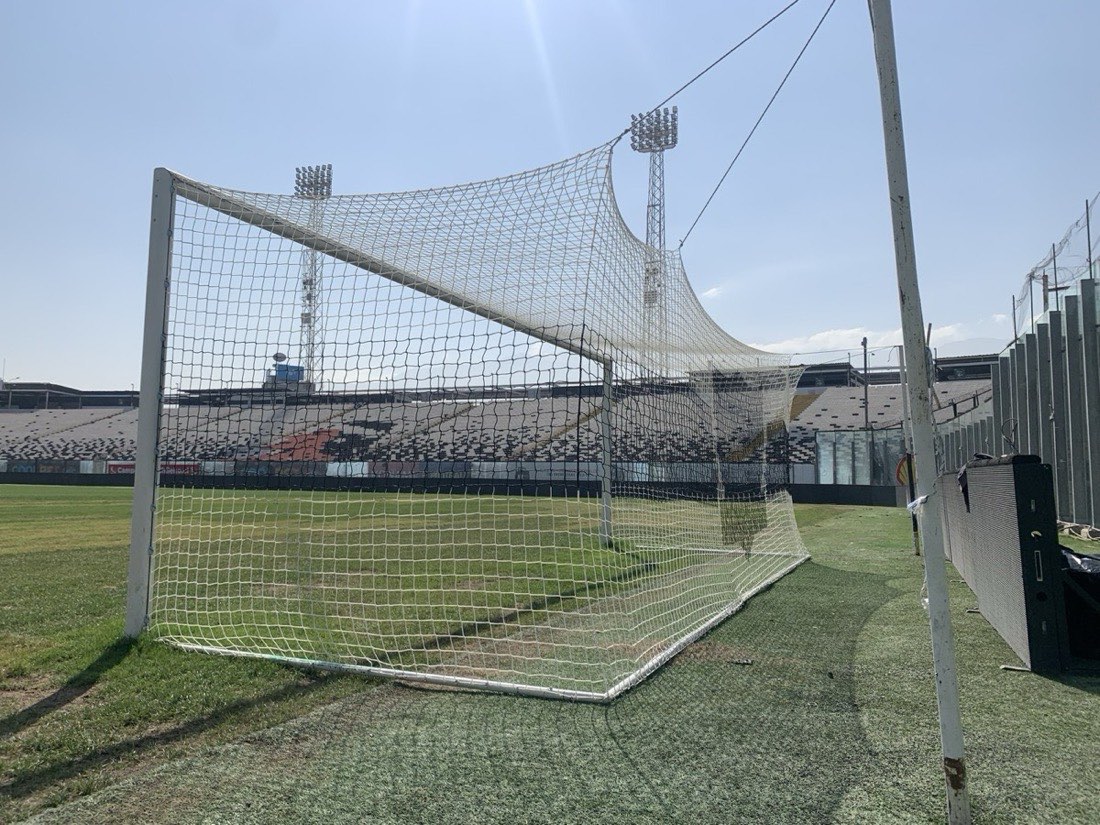 Malla de arco profesional instalada en un estadio de primera división