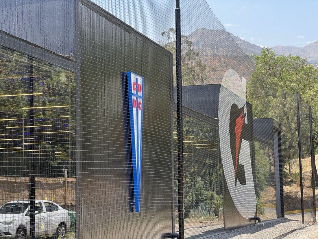 Malla con escudo de Universidad Católica en San Carlos de Apoquindo