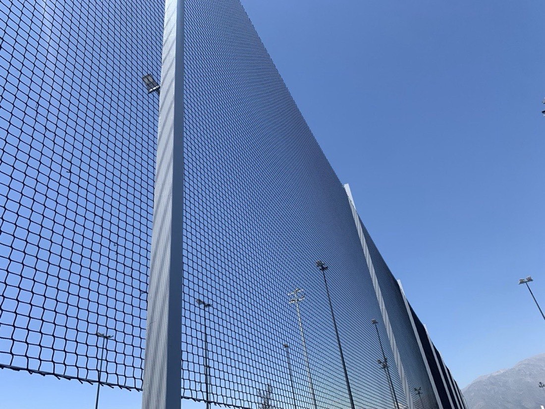 Malla perimetral de gran altura instalada en el complejo del Estadio Nacional