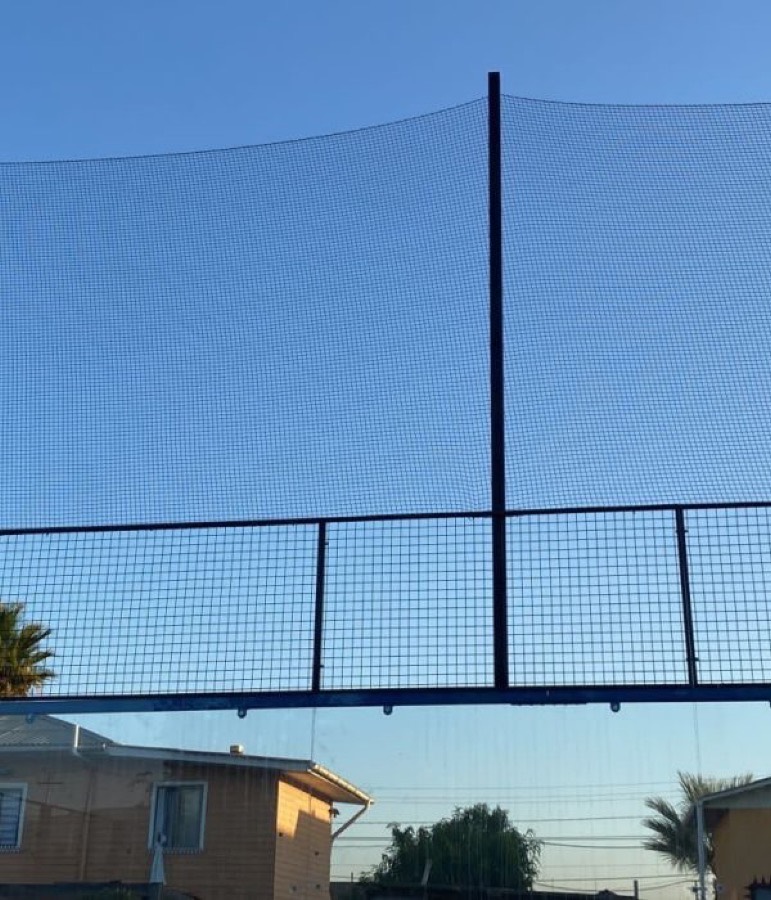 Malla perimetral en cancha de pádel