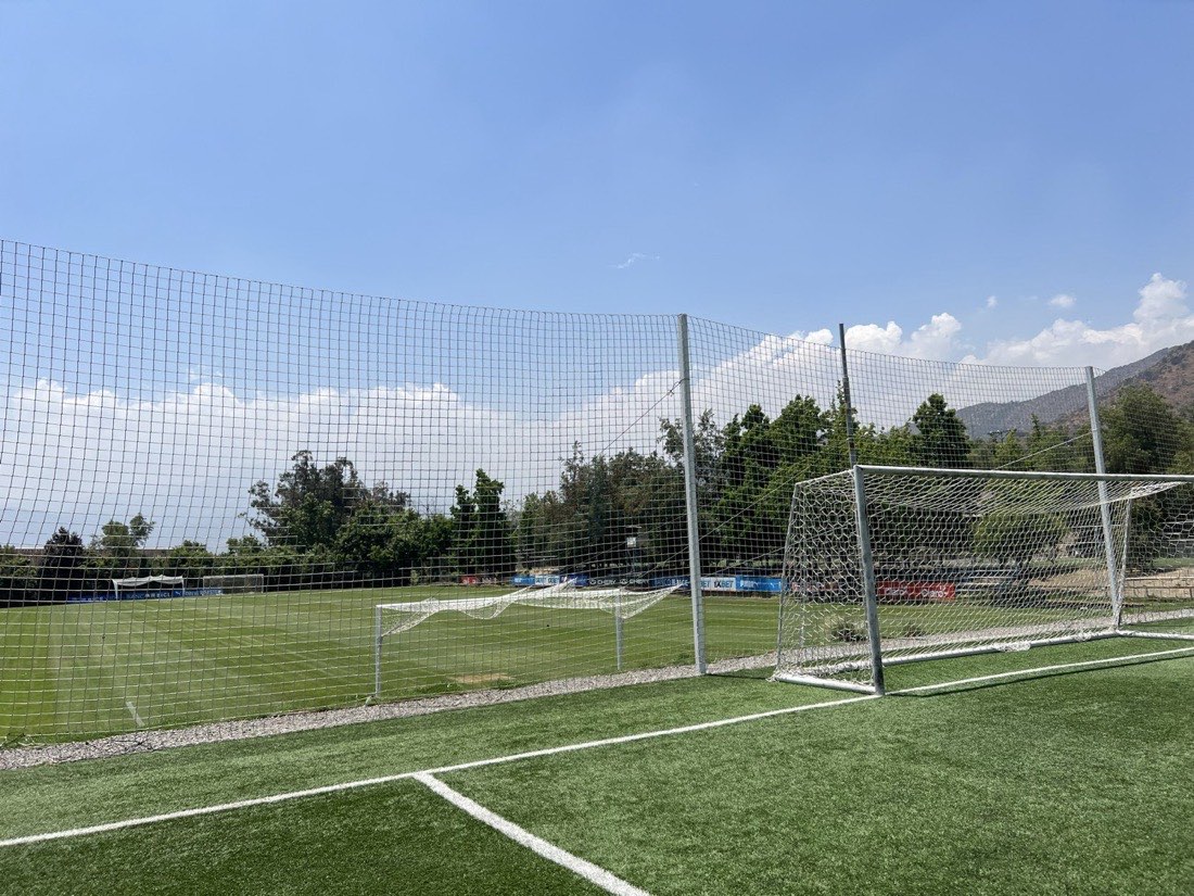 Malla en arco de cancha de entrenamiento de Universidad Católica